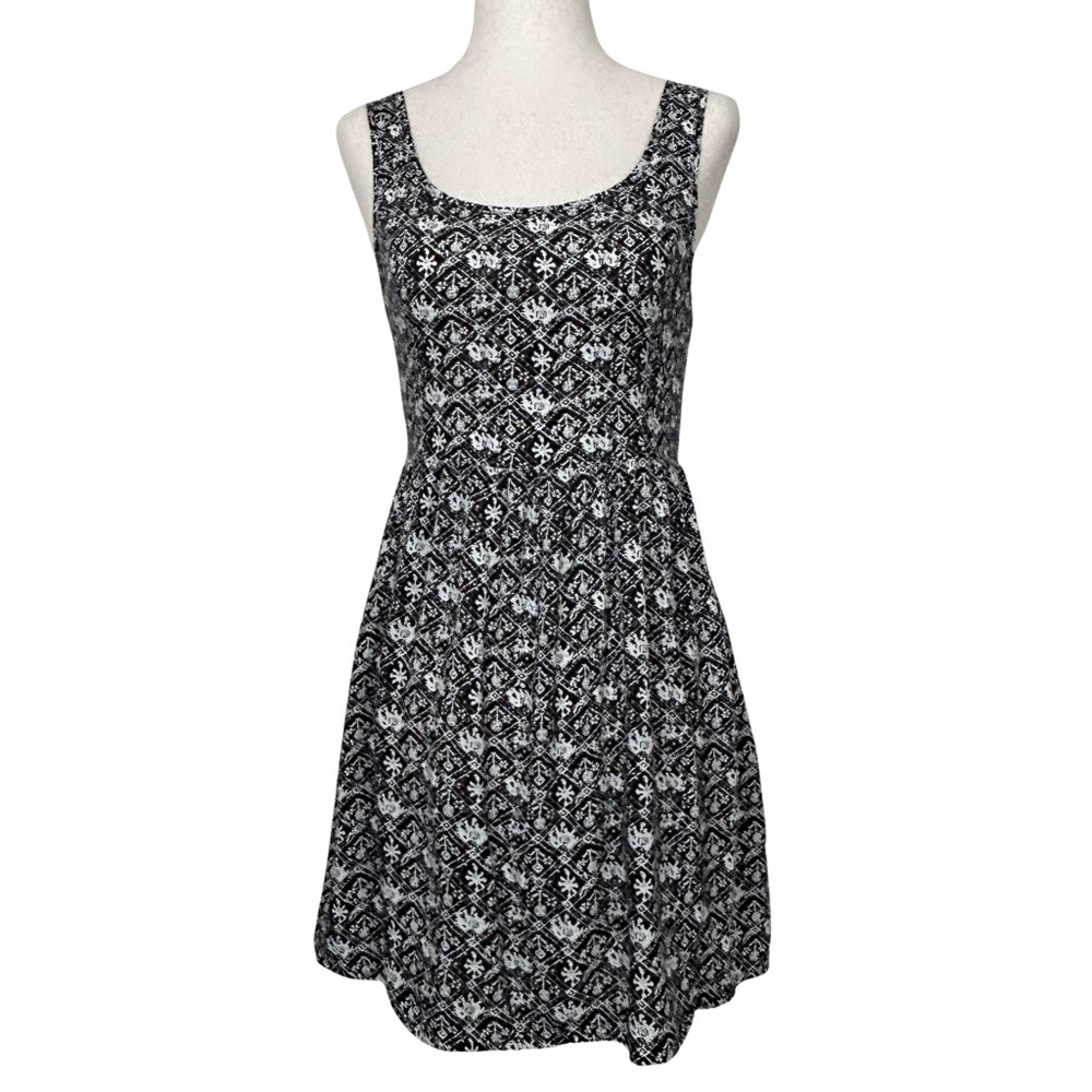 Flowy Abstract Pattern Mini Dress with Keyhole Cutout Back - XS - Black & White